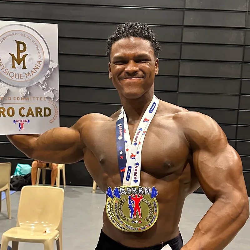 Yaël Rhino avec sa médaille AFBBN et sa carte PRO, athlète Nutriforce