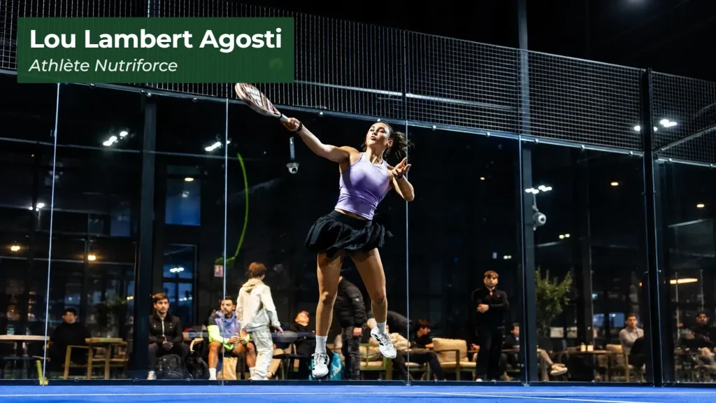 Lou Lambert Agosti, joueuse de padel et athlète Nutriforce, en plein smash